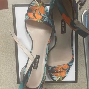 Multi colored cute 9 west heel.